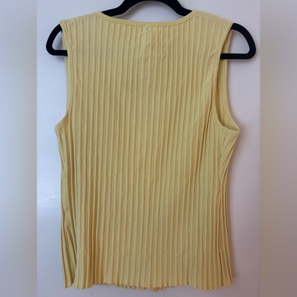 Sleeveless Ribbed Button-Front Top in Pale Yellow - Picture 5 of 5